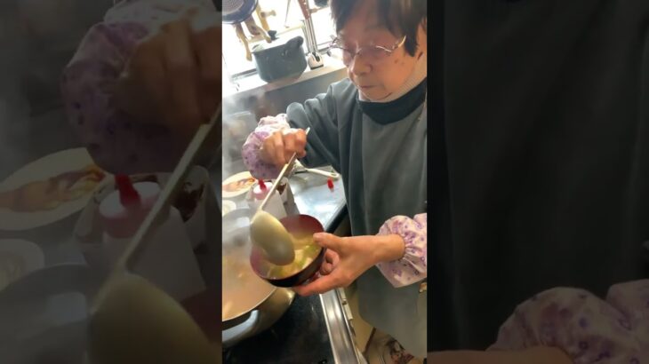 ９３歳ツムツムばあちゃん朝の味噌汁はネギと油揚げとお豆腐no.3