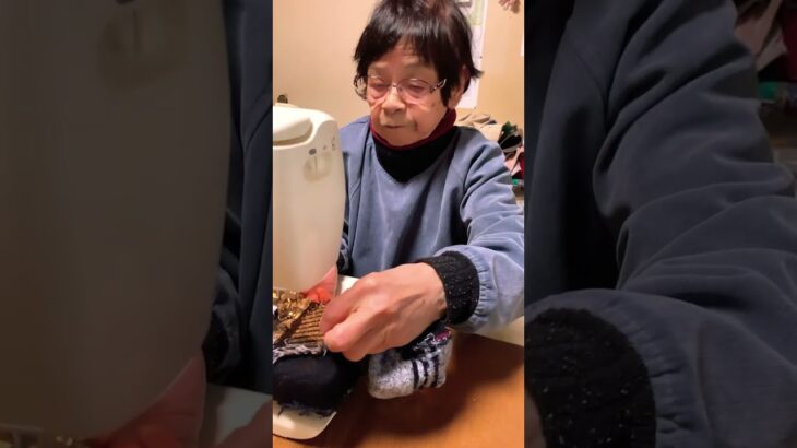 ９３歳ツムツムばあちゃん ミシンがけ　久しぶりにミシンを出してほつれた靴下を繕ってます