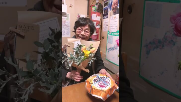 ９３歳ツムツムばあちゃん お花🌼と横川の釜飯がお土産でした🥰