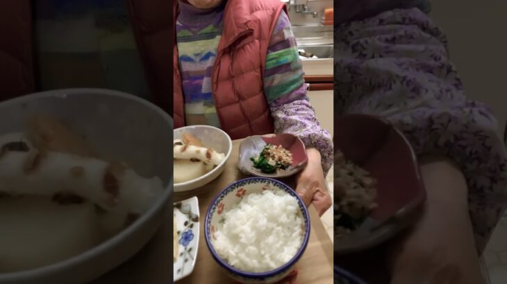 ９３歳ツムツムばあちゃん今夜の夕食は納豆の包み揚げ、おでん、やっこ、ほうれん草のお浸しです。シンプルです。