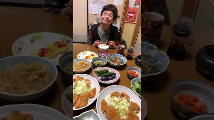 ９３歳ツムツムばあちゃん今夜の夕飯はスーパーで買ったコロッケです。疲れて料理できませんでした。👵❗️