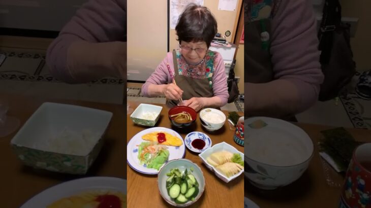 ９３歳ツムツムばあちゃん今朝も元気にいただきまーす♪❗️👵