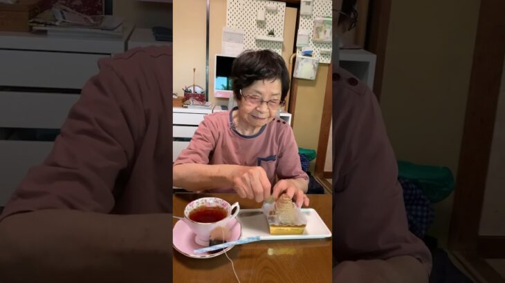 ９３歳ツムツムばあちゃんお使いから帰ってティタイム　至福のとき❗️👵🍰