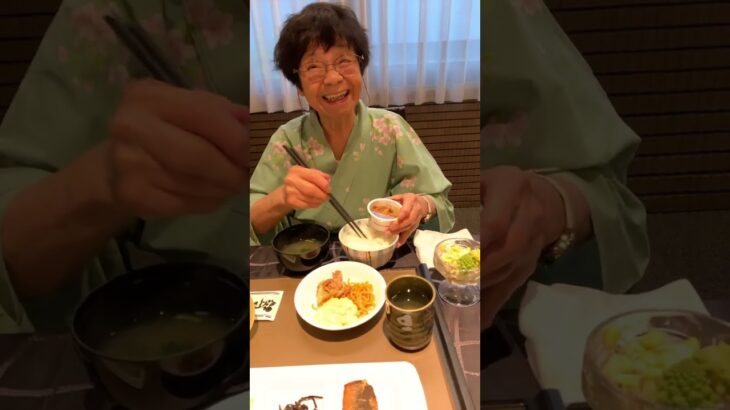 ９３歳ツムツムばあちゃん朝のモグモグタイム 今朝は新潟の旅館から❗️👵