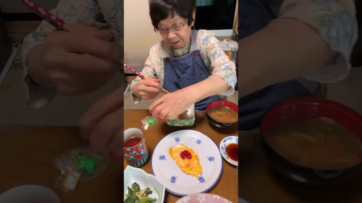 ９３歳ツムツムばあちゃん朝のモグモグタイム❗️👵