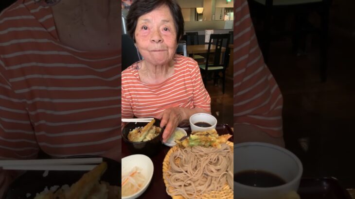 93歳ツムツムおばあちゃん今日のお昼はデパートでミニ天丼蕎麦です👵♥️