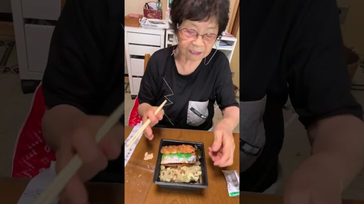 ９３歳ツムツムばあちゃんお昼のモグモグタイム❗️👵