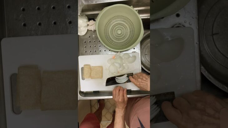 ９３歳ツムツムばあちゃん朝の味噌汁は人参🥕と玉葱🧅と油揚げ❗️👵