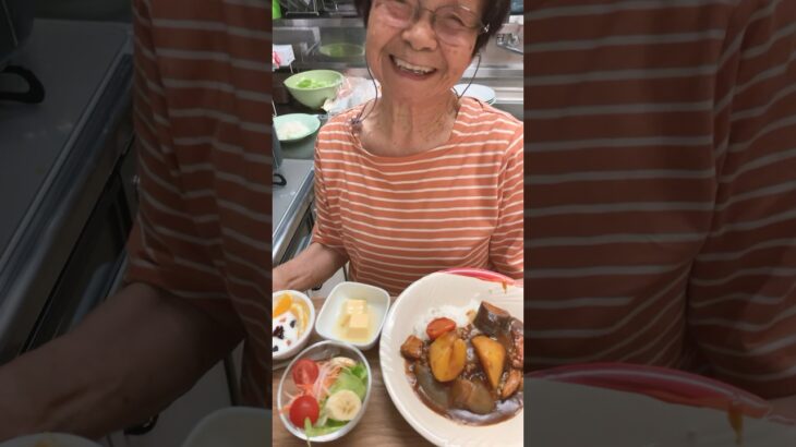 ９３歳ツムツムばあちゃん今夜はゴロンゴロンカレー🍛❗️👵