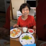 ９３歳ツムツムばあちゃんお昼のモグモグタイム❗️👵