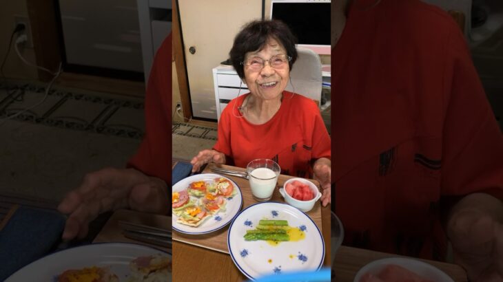 ９３歳ツムツムばあちゃんお昼のモグモグタイム❗️👵