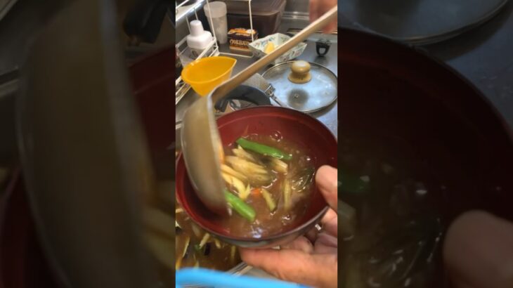９３歳ツムツムばあちゃん朝の味噌汁は人参🥕とジャガイモ🥔と茄子🍆と茗荷とインゲン❗️👵
