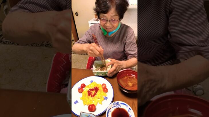 ９４歳ツムツムばあちゃん朝のモグモグタイム❗️👵