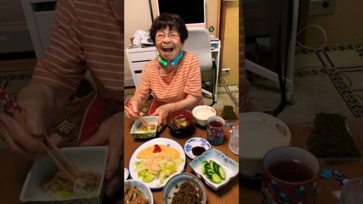 ９３歳ツムツムばあちゃん朝のモグモグタイム❗️👵