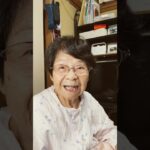 ９３歳ツムツムばあちゃん朝のご挨拶👵皆さん台風はいかがでしたか❓此方はそれて今朝は青空❗️良かったー‼️お花も元に戻してお水たっぷり( ◠‿◠ )