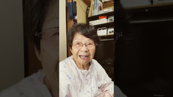 ９３歳ツムツムばあちゃん朝のご挨拶👵皆さん台風はいかがでしたか❓此方はそれて今朝は青空❗️良かったー‼️お花も元に戻してお水たっぷり( ◠‿◠ )