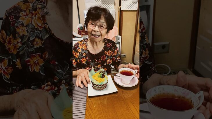 ９４歳ツムツムばあちゃんティータイム　モンブランと紅茶❗️👵