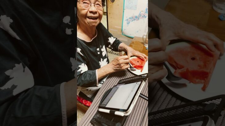 ９４歳ツムツムばあちゃんスイカ🍉タイム❗️👵