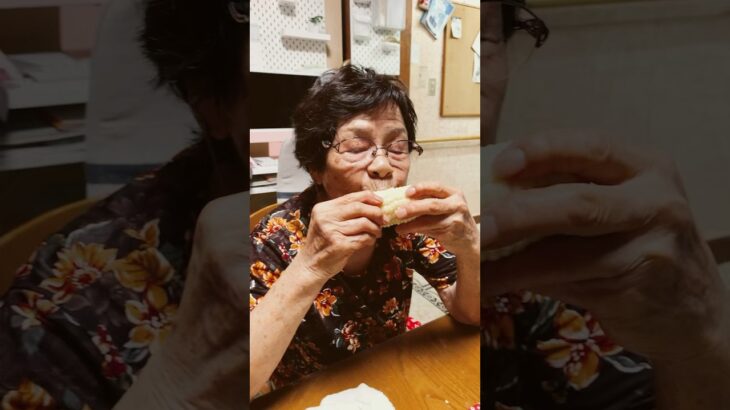 ９４歳ツムツムばあちゃんとうもろこし🌽丸かじり❗️👵