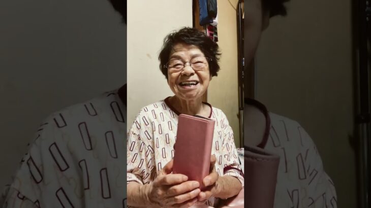 ９４歳ツムツムばあちゃん朝のご挨拶👵新しい携帯のケースに大喜び🥰静かに通り過ぎてもらいたい台風🌀一日良い日でありますよう👵( ◠‿◠ )