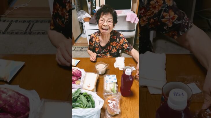 ９４歳ツムツムばあちゃんお昼のモグモグタイム❗️👵