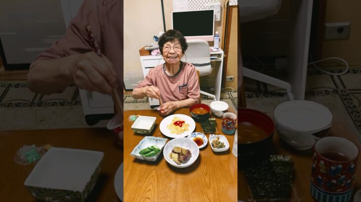 ９４歳ツムツムばあちゃん朝のモグモグタイム❗️👵