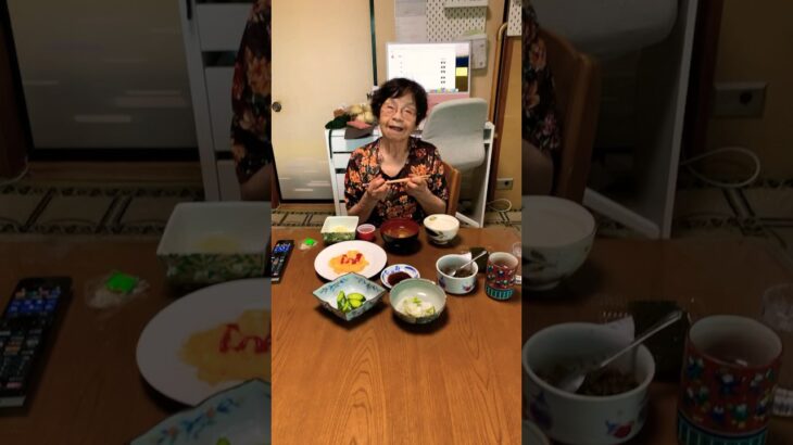 ９３歳ツムツムばあちゃん朝のモグモグタイム❗️👵