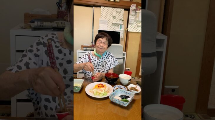 94歳ツムツムおばあちゃん 朝のモグモグタイム　ゴミ仕分けで疲れてしまった👵♥️💦