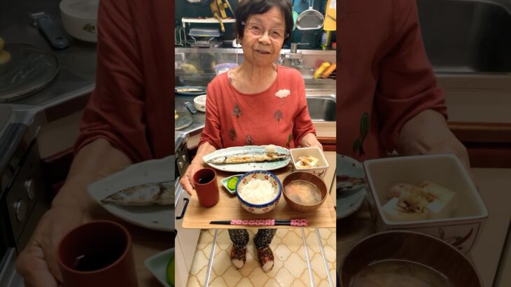 94歳ツムツムおばあちゃん 今夜の夕食は秋刀魚です👵♥️