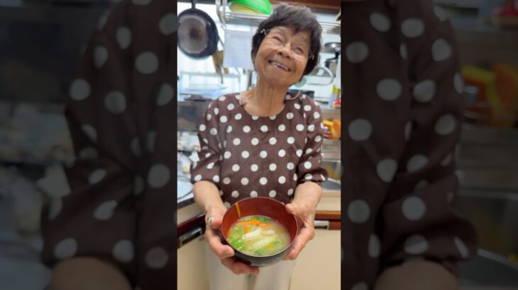 94歳ツムツムおばあちゃん今朝の味噌汁はしめじと白菜と人参🥕👵❤️