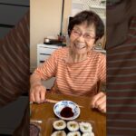 94歳ツムツムおばあちゃん昼のモグモグタイム　穴子の海苔巻きとおはぎ👵♥️