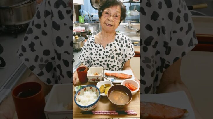 ９４歳ツムツムばあちゃん今夜は鮭の塩焼きと長芋の千切りとさつまいもの甘辛にとトマト🍅❗️👵