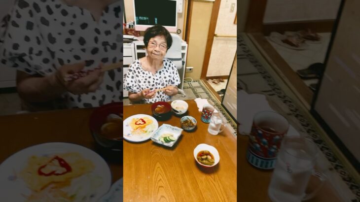 ９４歳ツムツムばあちゃん朝のモグモグタイム❗️👵栗ご飯とアサリの味噌汁は最高🥰‼️