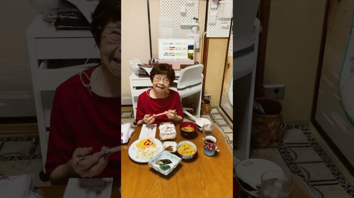 ９４歳ツムツムばあちゃん朝のモグモグタイムは敬老の日で町内から頂いた御赤飯です❗️👵🥰