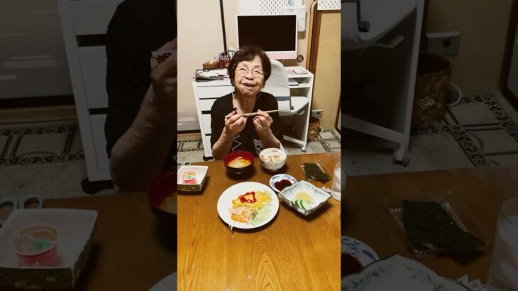 ９４歳ツムツムばあちゃん朝のモグモグタイム❗️👵