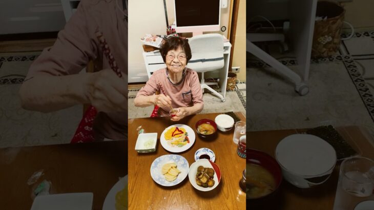 ９４歳ツムツムばあちゃん朝のモグモグタイム❗️👵👵