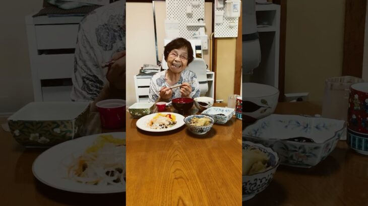 ９４歳ツムツムばあちゃん朝のモグモグタイム❗️👵