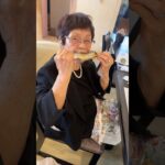 94歳ツムツムおばあちゃん法事の席で食事中、好物の鮎食べてます❤️👵