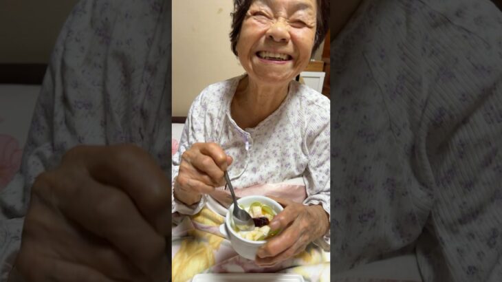 94歳ツムツムおばあちゃん今夜もデザート❤️👵今日もシャインマスカットと柿のヨーグルト❤️👵