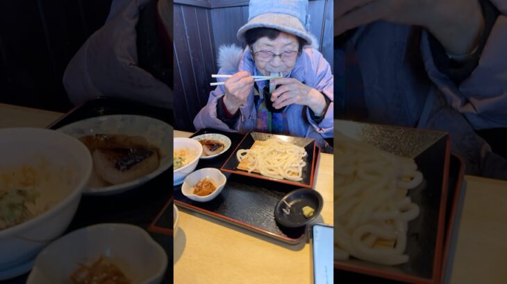 94歳ツムツムおばあちゃんお昼のモグモグタイム　ミニ天丼セット👵❤️