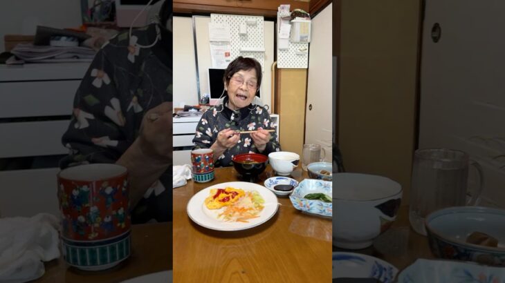 94歳ツムツムおばあちゃん今朝のモグモグタイム❤️👵