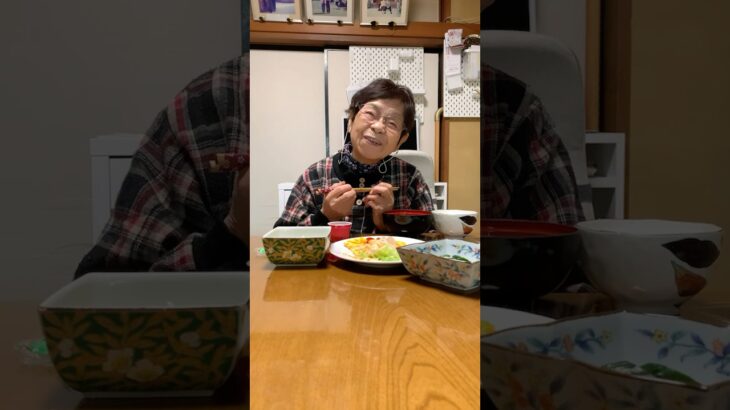 ９４歳ツムツムばあちゃん朝のモグモグタイム❗️👵