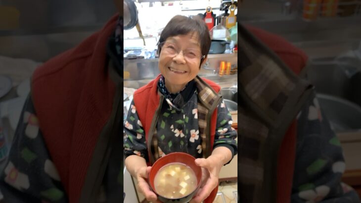 ９４歳ツムツムばあちゃん👵朝のお味噌汁はなめことお豆腐とネギ❗️こんなところでした🥰