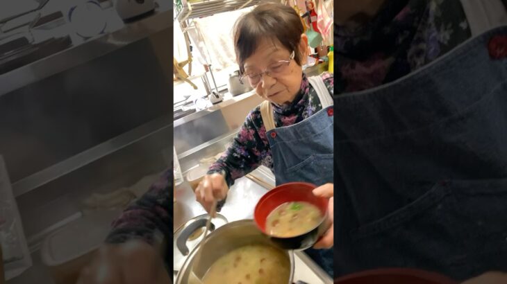 ９４歳ツムツムばあちゃん👵今朝の味噌汁はなめこにネギ❤️