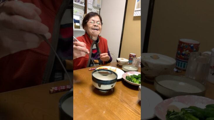 ９４歳ツムツムばあちゃん朝のモグモグタイム❗️👵