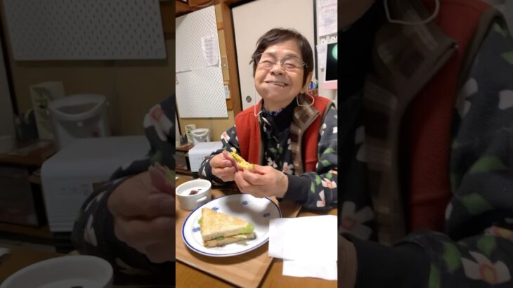 ９４歳ツムツムおばあちゃんお昼は長男君が作ったホットサンドです❗️👵