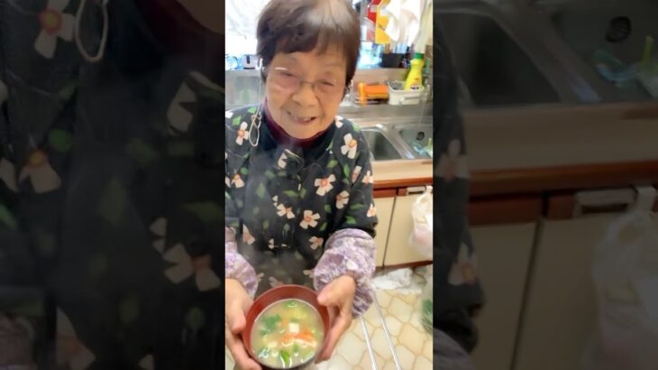 ９４歳ツムツムおばあちゃん朝の味噌汁はネギと人参🥕とジャガイモ🥔❗️👵❤️