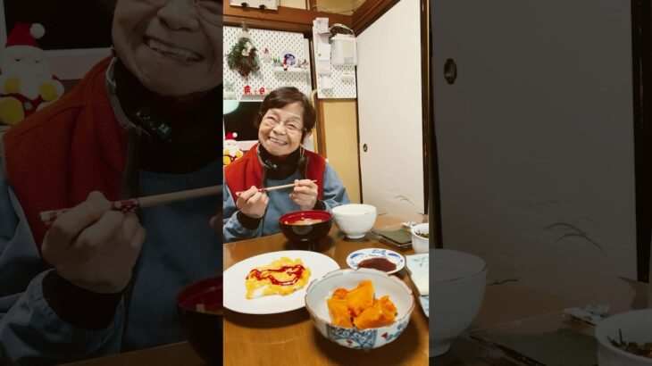 ９４歳ツムツムおばあちゃん朝のモグモグタイム❗️👵❤️