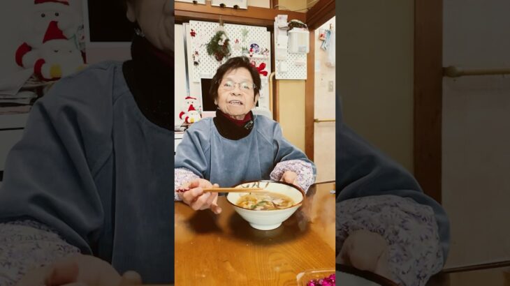 ９４歳ツムツムおばあちゃん朝のモグモグタイム❤️👵