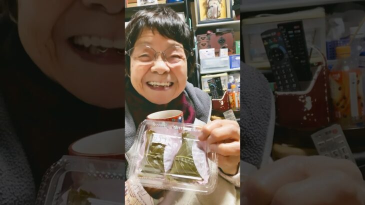 ９４歳ツムツムおばあちゃん朝のご挨拶👵春分の日❤️日帰り温泉♨️に行く前に回り道桜餅ゲット❗️おめざはこれだー🥰👵